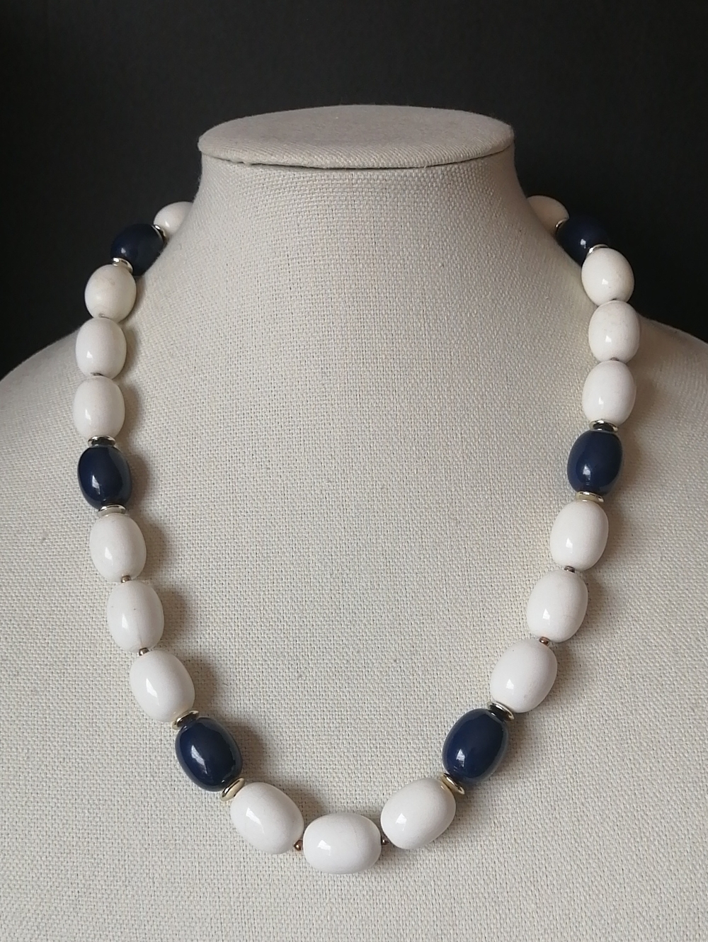 🔥5/$25🔥Vintagе Classic Glossy Navy Blue White Beaded Necklace